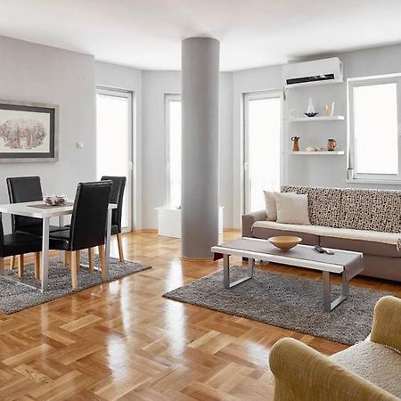 Bright Apartment Near City Center Скопье Экстерьер фото