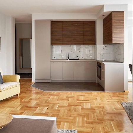 Bright Apartment Near City Center Скопье Экстерьер фото