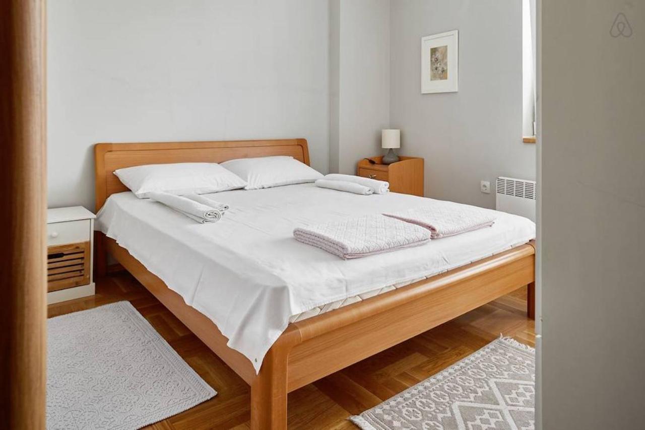 Bright Apartment Near City Center Скопье Экстерьер фото